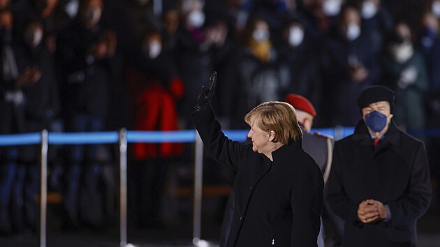 Německá armáda se slavnostní ceremonií zvanou velké čepobití rozloučila s konzervativní kancléřkou Angelou Merkelovou, která Německo vede 16 let. (2. prosince 2021)