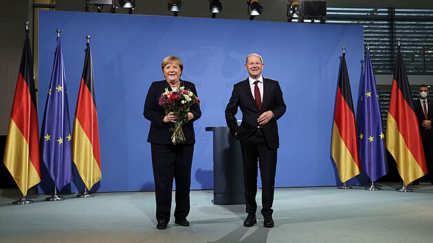 Německá kancléřka Angela Merkelová po šestnácti letech v úřadu předala kancléřství svému nástupci Olafu Scholzovi. (8. prosince 2021)