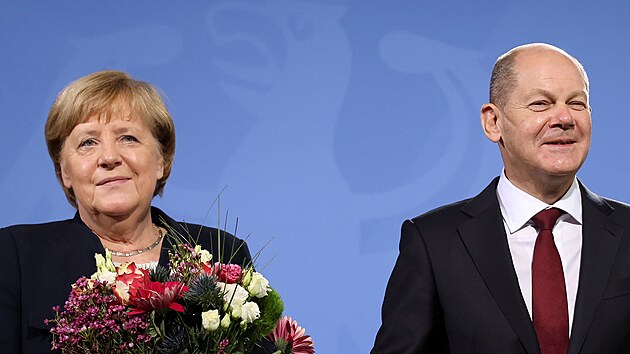 Německá kancléřka Angela Merkelová po šestnácti letech v úřadu předala kancléřství svému nástupci Olafu Scholzovi. (8. prosince 2021)