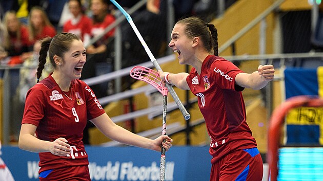 Nela Jiráková (vlevo) a Vendula Beránková se radují ze vstřeleného gólu proti Švýcarsku.