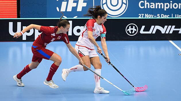 Vendula Beránková (vlevo) stíhá švýcarskou soupeřku během zápasu o bronz.