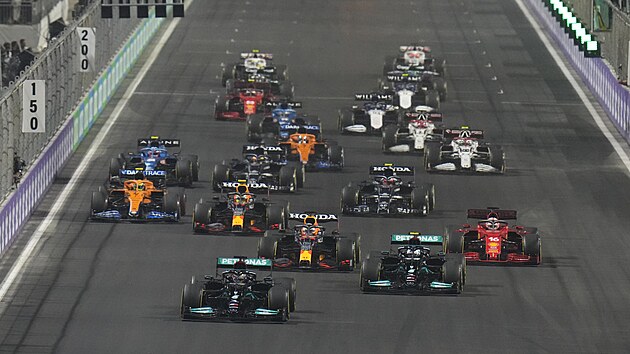 Start Velké ceny Saúdské Arábie, na první pozici jede Lewis Hamilton z Mercedesu.