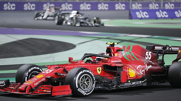 Carlos Sainz z Ferrari jede Velkou cenu Saúdské Arábie.