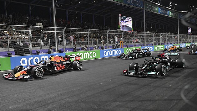 Max Verstappen (vlevo) z Red Bullu a Lewis Hamilton z Mercedesu se pipravuj na restart zvodu.