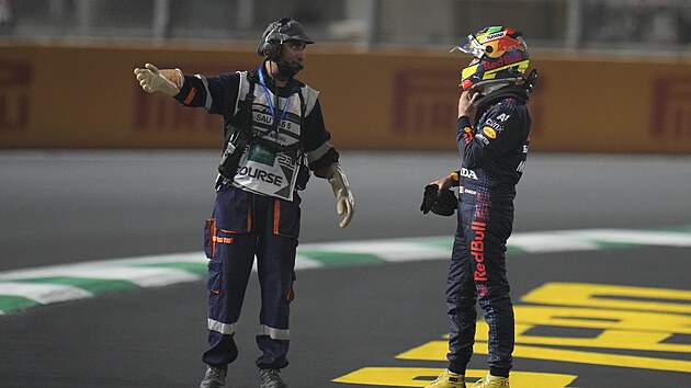 Sergio Pérez z Red Bullu v rozpravě s pořadatelem poté, co byl závod přerušen.