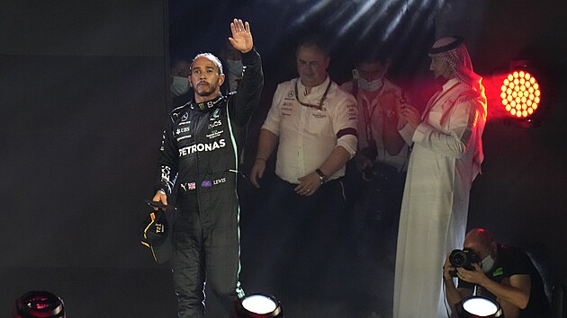 Lewis Hamilton z Mercedesu mává z pódia po vítězství na Velké ceně Saúdské Arábie.