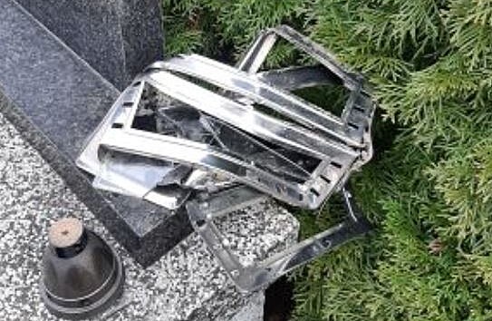 Poškozená lucerna na hřbitově v Polance nad Odrou