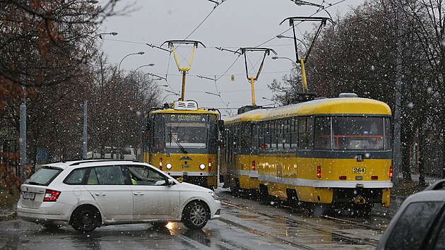 Stav tramvajové trati u Světovaru se skokově zhoršil. Tramvaje mohou místy projíždět jen desetikilometrovou rychlostí. (2. prosince 2021)