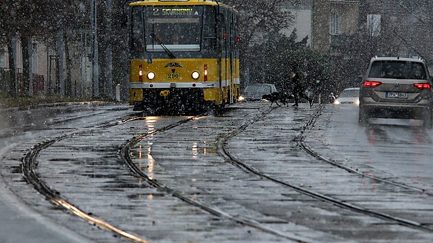 Stav tramvajové trati u Světovaru se skokově zhoršil. Na rok 2022 je připravená rekonstrukce od kruhového objezdu v Částkově ulici až na konečnou.  (2. prosince 2021)