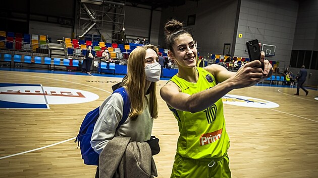 María Condeová se fotí s fanynkou po zápase s Benátkami.