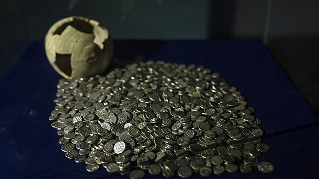 Tlibnci navtvili afghnsk Nrodn muzeum v Kbulu. Na snmku jsou stbrn mince a keramick ndoba z obdob vldy dynastie Ghaznovc. (6. prosince 2021)