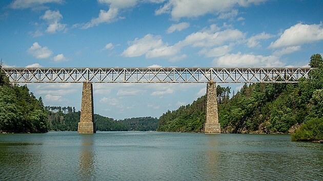 Most stojí na trati z Písku do Tábora.