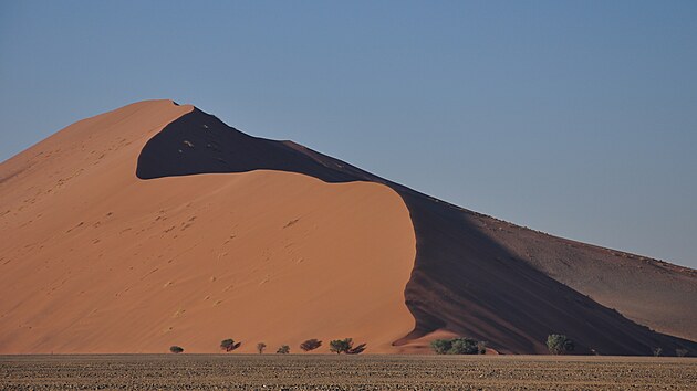 Barva písku v nejstarší poušti na světě je způsobena různým obsahem železa.