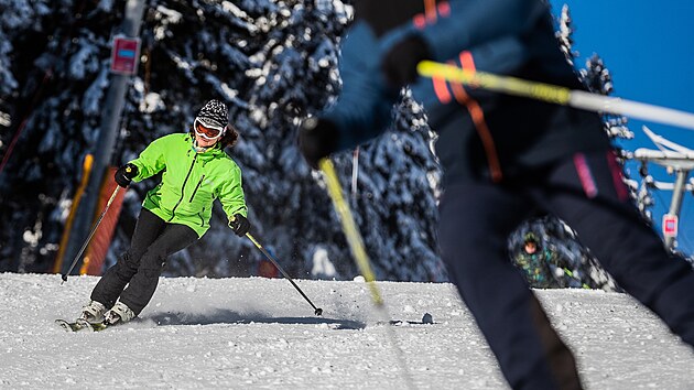 SkiResort Černá hora u Jánských Lázní se otevřel pro lyžaře a snowboardisty. Na vrchol Černé hory stoupali i skialpinisté. (3. 12. 2021)
