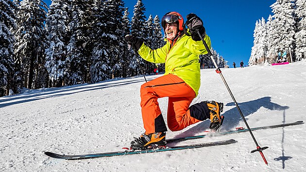 SkiResort ern hora u Jnskch Lzn se otevel pro lyae a snowboardisty. Na vrchol ern hory stoupali i skialpinist. (3. 12. 2021)