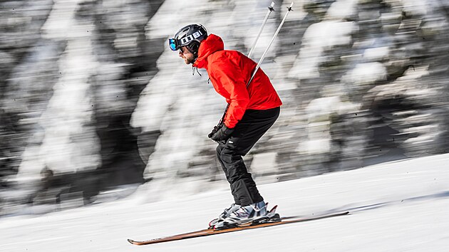 SkiResort ern hora u Jnskch Lzn se otevel pro lyae a snowboardisty. Na vrchol ern hory stoupali i skialpinist. (3. 12. 2021)