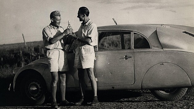 Jií Hanzelka (vlevo) a Miroslav ZIkmund v Brazilii (31. prosince 1948)