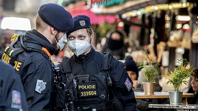 Policejní hlídky kontrolují stánky na Havelském tržišti v Praze. (3. prosince 2021)