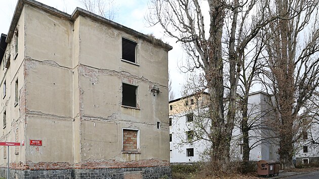 Opuštěné domy bývaly terčem zlodějů i vandalů. (2.12.2021)