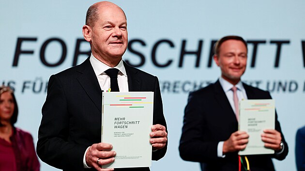Němečtí sociální demokraté, Zelení a liberálové podepsali koaliční smlouvu. (7. prosince 2021)
