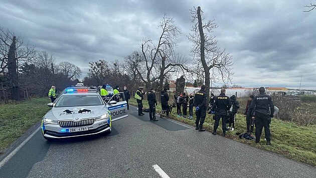 Devět migrantů převážel moldavský šofér v jednom autě. Před policisty ujížděl a prorazil zátarasy.