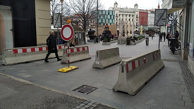 U vjezdů do centra Brna, kde stojí až na výjimky zavřené vánoční stánky, jsou umístěné „protiteroristické“ betonové zábrany. (2. prosince 2021)