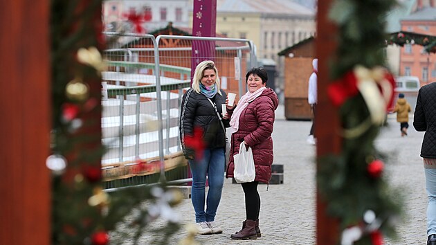 Adventní trh na jihlavském Masarykově náměstí se kvůli vládním opatřením konat nemůže. Kolem morového sloupu je sice rozestavěno 26 stánků, ty jsou však zavřené. Lidé tak na náměstí míří pouze na ledový ovál nebo k vánočnímu stromku.