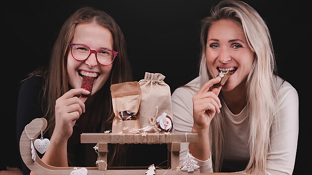 Andrea Řídká (vpravo) a Lucie Bastlová se rozhodly dokázat, že mlsat mohou milovníci sladkostí i bez výčitek, nebo dokonce s vědomím, že si dopřávají něco zdravého. Jejich výrobky z datlí, bez lepku a laktózy jsou sladké, aniž by obsahovaly cukr.