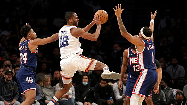 Alec Burks z New York Knicks prochází obranou Brooklyn Nets.