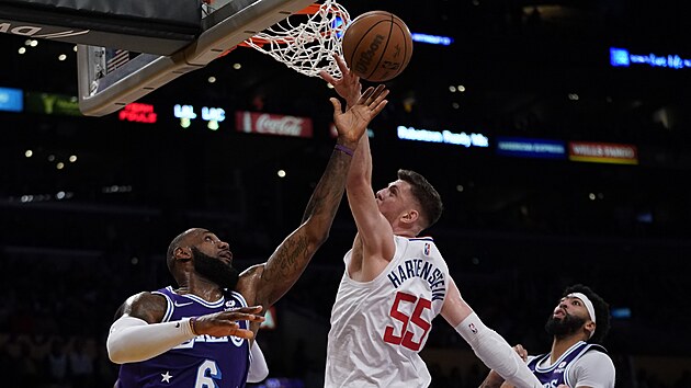 Pod koem bojuj LeBron James z Los Angeles Lakers a Isaiah Hartenstein z Los Angeles Clippers.