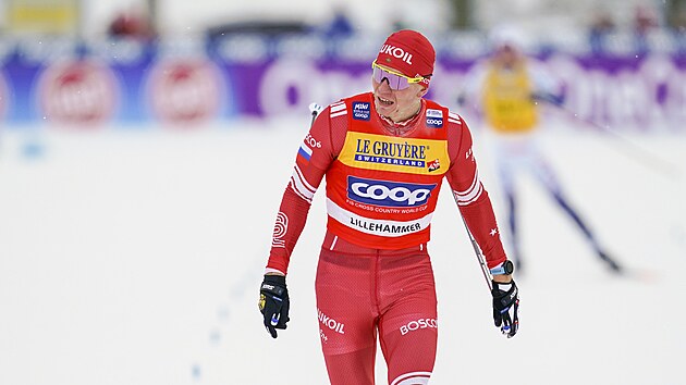 Alexandr Bolšunov finišuje na volné patnáctce v Lillehammeru.