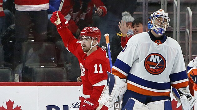Filip Zadina slaví vítězný gól Detroitu v utkání proti New York Islanders.
