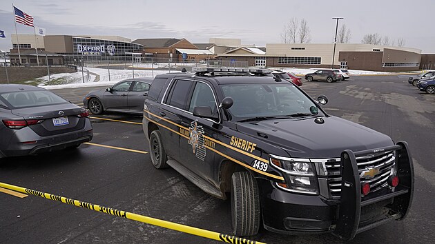 Střelec na střední škole v americkém státě Michigan zabil čtyři lidi, podezřelého zadržela policie. (1. prosince 2021)