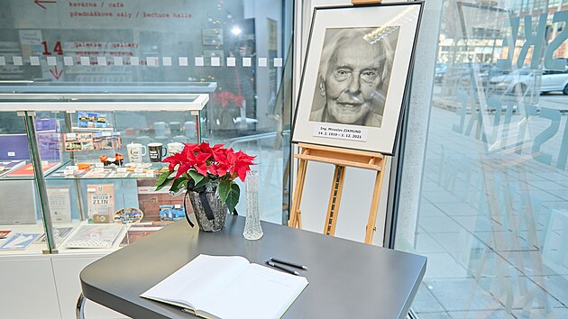 V Muzeu jihovýchodní Moravy ve Zlíně vzniklo pietní místo, kde se lidé mohli rozloučit se zesnulým cestovatelem Miroslavem Zikmundem (prosinec 2021).