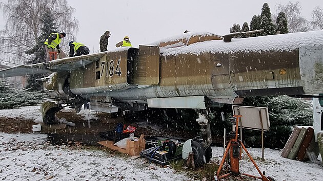 Ped pevozem z Prahy do Kunovic bylo nutn sthaku MiG-23 MF sten demontovat