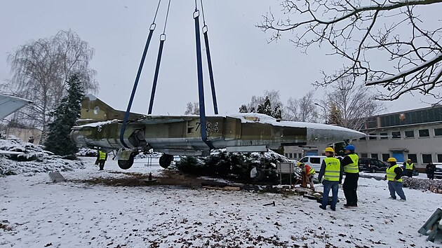 Před převozem z Prahy do Kunovic bylo nutné stíhačku MiG-23 MF částečně demontovat