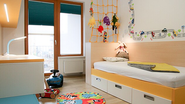 Nábytek v dětském pokoji je ve veselých barvách.