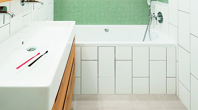 Bílá, šedá, bramborová: v koupelně je elektrické podlahové vytápění.