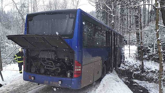 Autobus s devti lidmi uvnit skonil tsn nad potokem.