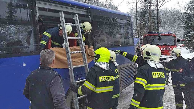 Hasii evakuovali cestujc oknkem.