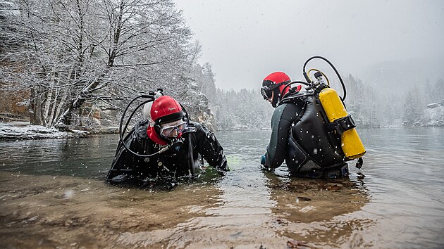 Potápěči z náchodské vodní záchranné služby se vydali čistit pískovnu v Adršpachu (28. 11. 2021).