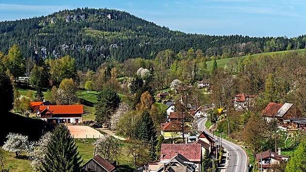 Nezvykl pohled na obec Pkov a stolovou horu Osta. st Koich skal je vidt v dolnch partich lesa.