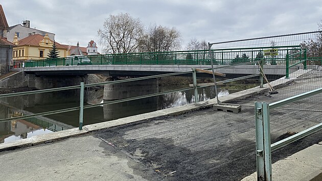 Nový most přes řeku Radbuzu v Horšovském Týně na Domažlicku těsně před otevřením. (24. 11. 2021)