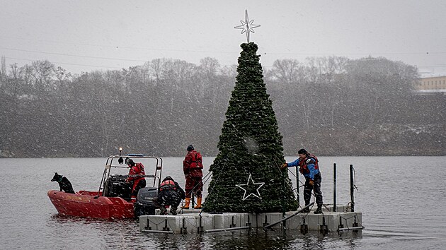 Strom instalovali na Borskou přehradu členové vodní záchranné služby.