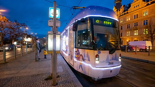 Speciálně vyzdobená tramvaj brázdí ulicemi Plzně. (1. 12. 2021)