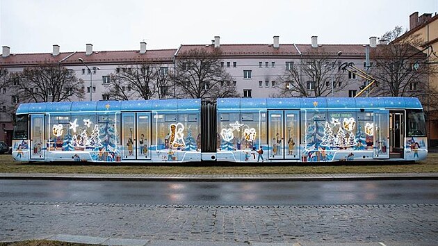 Letos brázdí Plzní takto vyzdobená vánoční tramvaj.