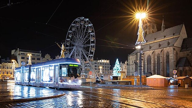 Letos brázdí Plzní takto vyzdobená vánoční tramvaj.