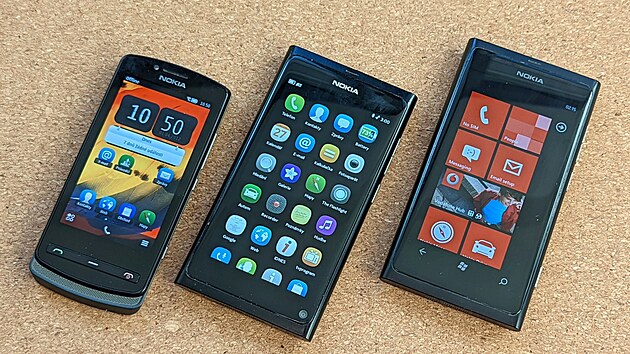 Nokia 700 se Symbianem, N9 s MeeGo a Lumia 800 s Windows Phone