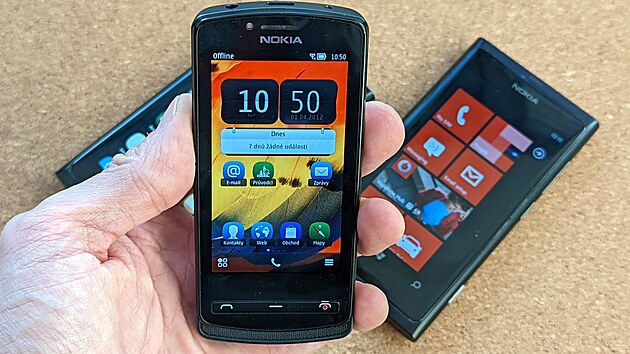 Nokia 700 se Symbianem, N9 s MeeGo a Lumia 800 s Windows Phone