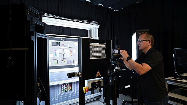 Testování smartphonu Vivo v Zeiss Imaging Lab v Oberkochenu